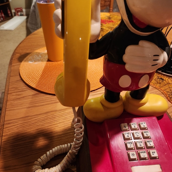 Mickey Mouse Vintage Telephone with Yellow Handset - Picture 5 of 7